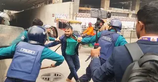 কারওয়ান বাজারে মুঠোফোন ব্যবসায়ীদের কর্মসূচি, পুলিশের ‘লাঠিপেটা’